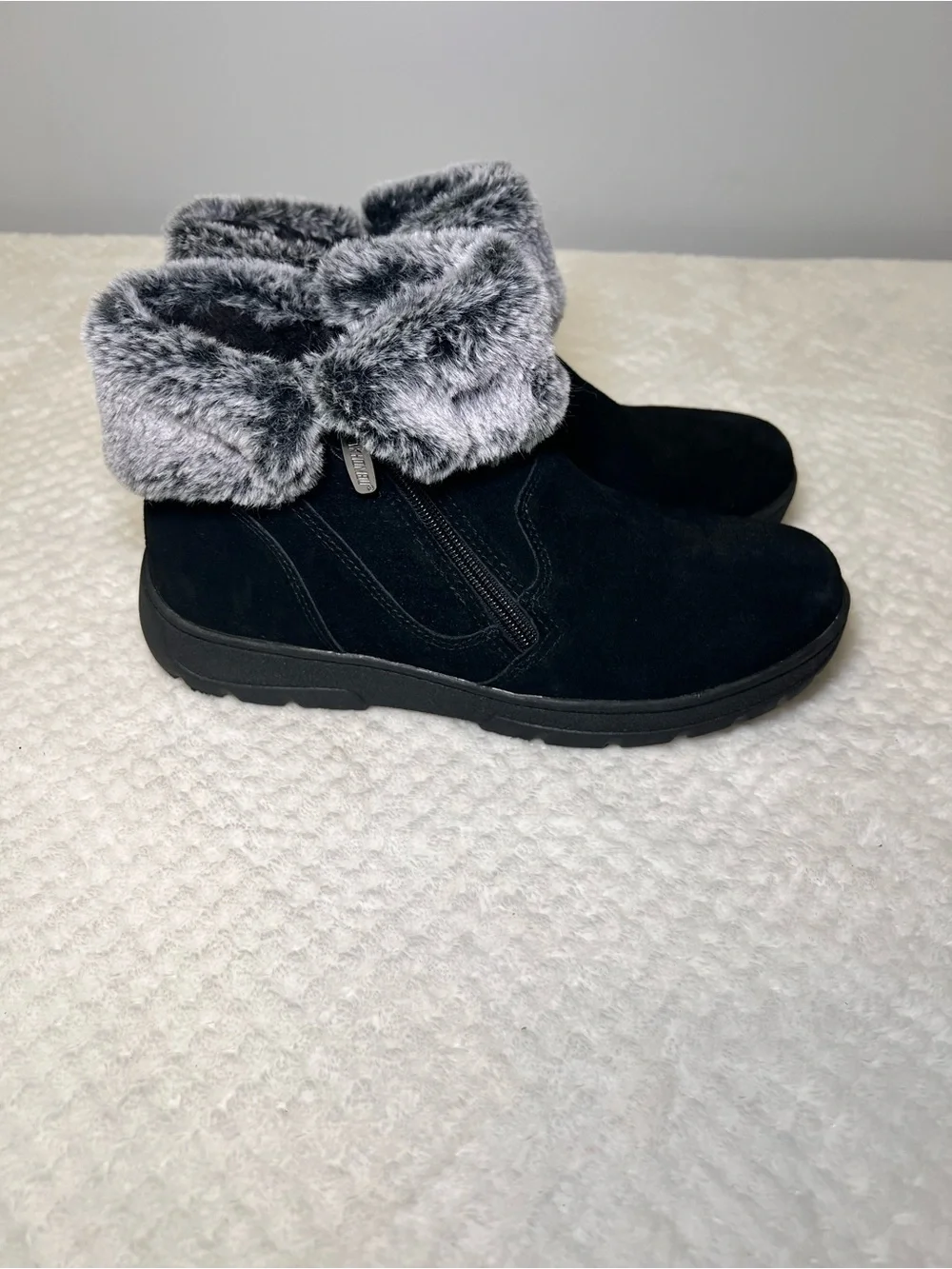 Khombu Black Ankle Winter Boots with Gray Faux Fur Cuff